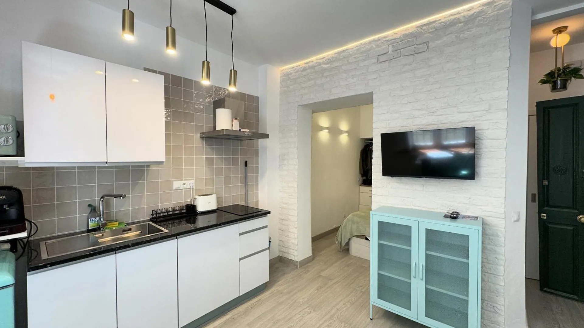 Iyourbasics Lovely Studio Hinestrosa 23 Free Wifi&Ac Malaga 0*,  Spain